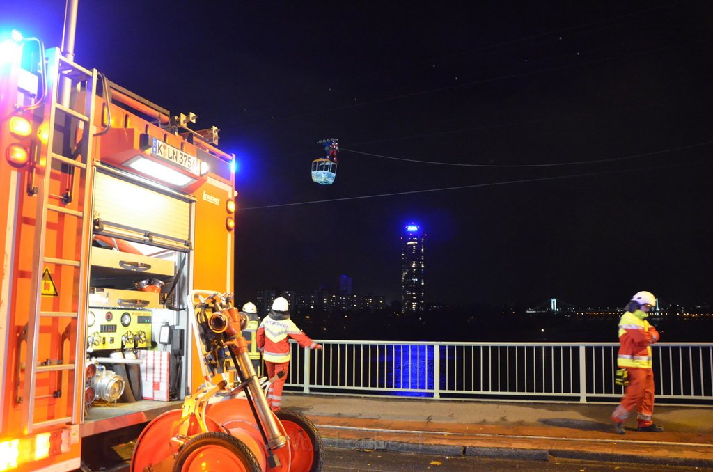 Einsatz BF Hoehenretter Koelner Seilbahn Hoehe Zoobruecke P2623.JPG